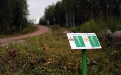 Frisbeegolf-radan opasteet kuntoon:vinkit, työkalut ja valmiitväyläopastepohjat